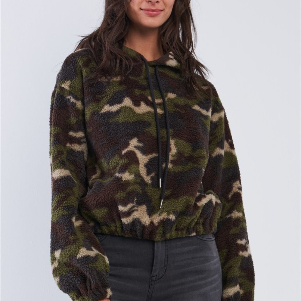 OLIVE GREEN CAMO PLUSH DRAWSTRING HOODIE SWEATER